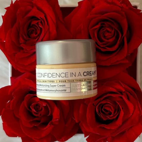 It Cosmetics Confidence in a Cream - Picture 2 of 5